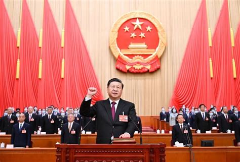 新当选的国家主席、中央军委主席习近平进行宪法宣誓腾讯新闻