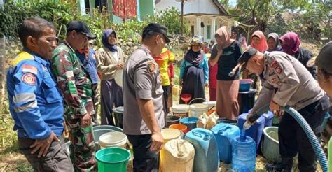 Akibat Kemarau Panjang Warga Di Pendeuy Garut Mendapat Bantuan Air Bersih