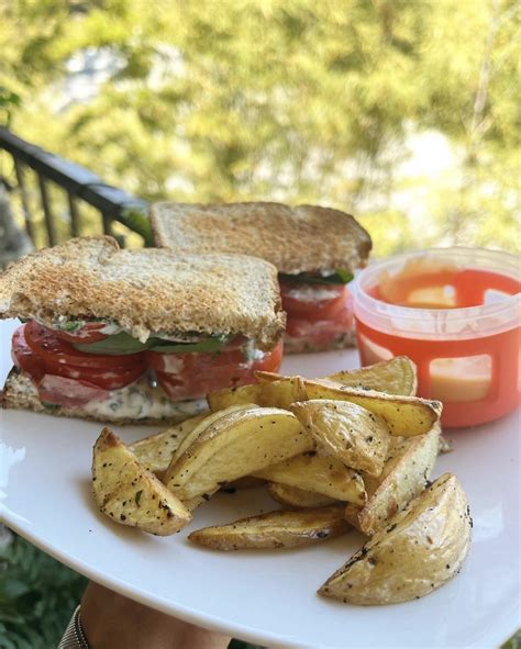 Heirloom Tomato Sandwich With Potato Wedges