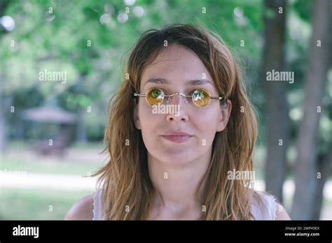 Blonde blaue augen frau brille Fotos und Bildmaterial in hoher Auflösung Alamy