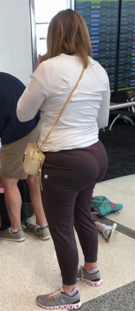 Absolutely Unreal Pawg Milf In Leggings With Slight Vpl Spandex Leggings Yoga Pants Forum