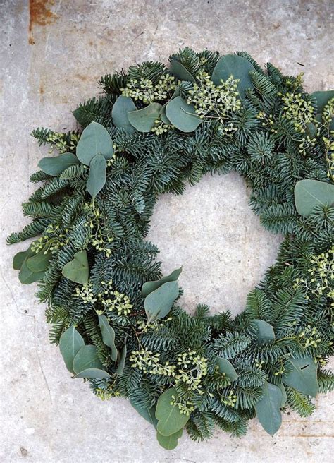 Pin på Wianek i 2024 Julkransar Juldekorationer Blomsterarrangemang