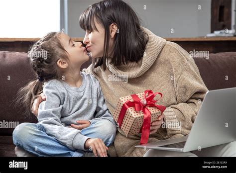 Bonne Maman Et Fille Baiser Le Concept De Félicitations Pour Les Vacances Les Relations