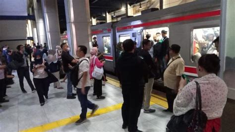 Roda Kereta Tersangkut Kawat Spring Bed KRL Tanah Abang Rangkasbitung