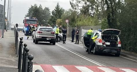 Mette L Auto Di Traverso E Blocca La Strada Tensione E Traffico