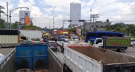 Kemacetan Parah Di Simpang 4 Paal 10 Kota Jambi Pengerjaan Jalan Siang