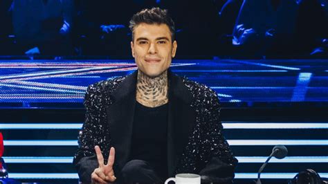 Fedez dà il via ai Live di X Factor 2023 il look è nero ma con la