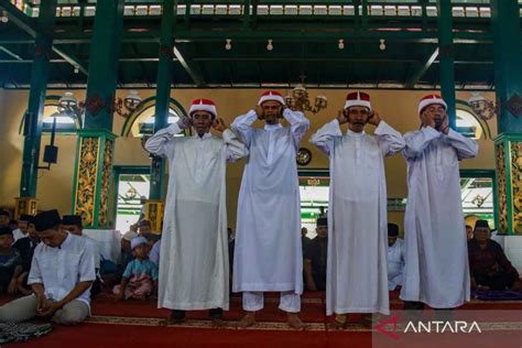 Umat Islam Gelar Tradisi Shalat Jumat Pertama Ramadhan Di Masjid