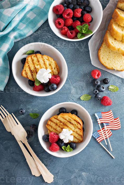 Grilled pound cake with fresh berries 15761946 Stock Photo at Vecteezy