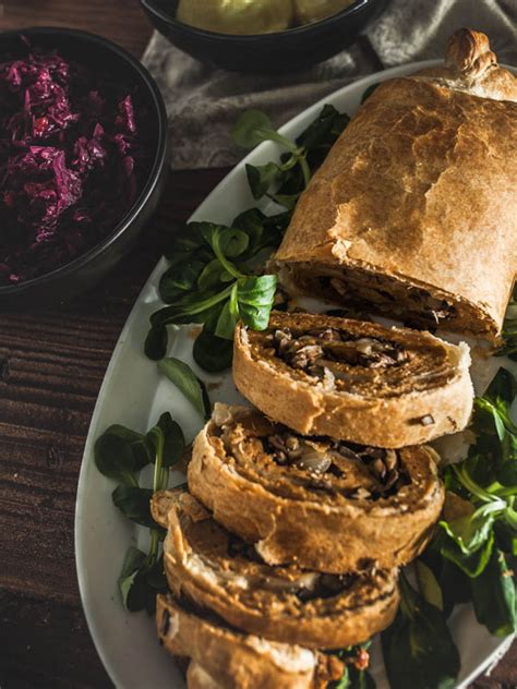 Gefüllter veganer Braten aus Seitan in Blätterteig Kruste Purple Avocado