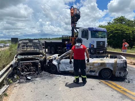 Carros Batem De Frente E S O Destru Dos Por Inc Ndio Na Br Portal