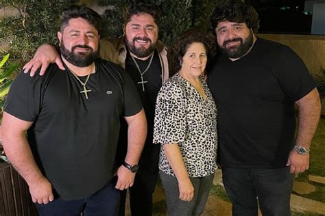 Sertanejo C Sar Menotti Presta Homenagem No Anivers Rio Da M E Rea Vip