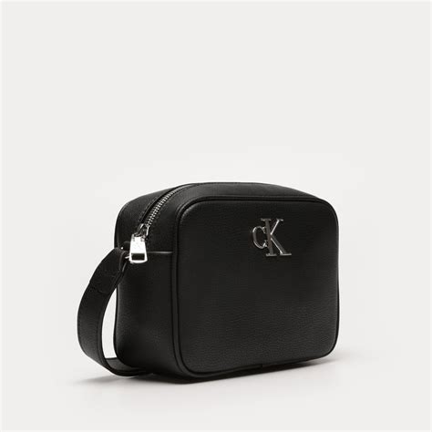 CALVIN KLEIN TOREBKA MINIMAL MONOGRAM CAMERA BAG18 Kolor CZARNY