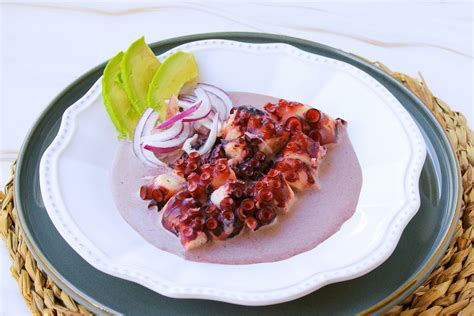 Pulpo Al Olivo Tradicional Y Sabroso Plato Peruano De Cocina Nikkei