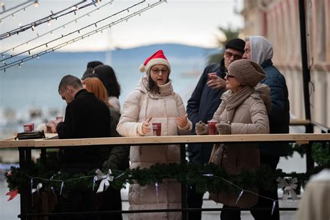 Badnji Dan U Splitu Tko Je Misteriozna Crnka Svi Su Gledali Samo U