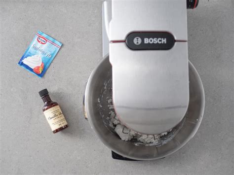 Wegański tort naked cake z owocami Przepis