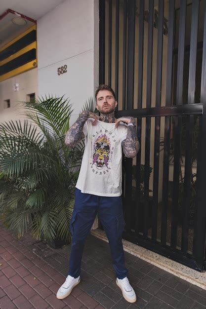 Un Hombre Con Una Camiseta Que Dice Soy Un Mono Foto Premium