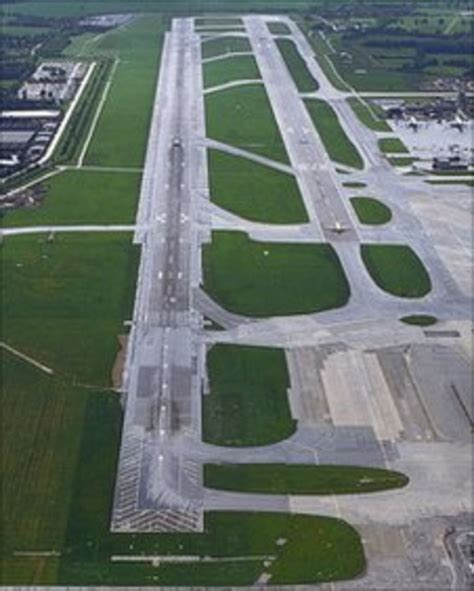 Gatwick Runway To Be Resurfaced At Night Bbc News