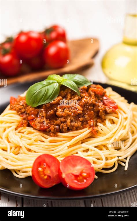 Spaghetti Mit Bolognese Sauce Fotos Und Bildmaterial In Hoher