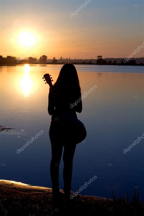 Silhouette Of A Lonely Girl With A Guitar By The River — Stock Photo