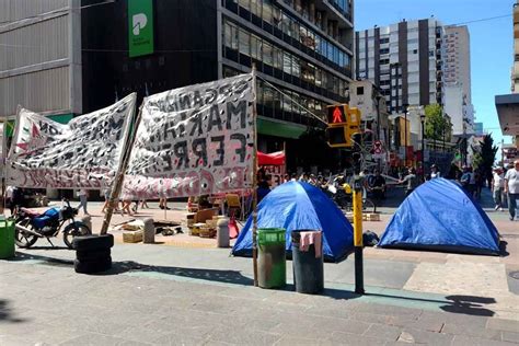 Tercer día de acampe frente al Municipio por kits escolares y alimentos