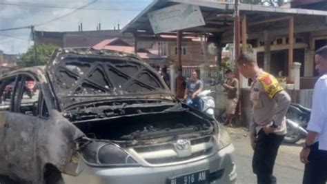 Mobil Di Nagan Raya Terbakar Di Tengah Jalan