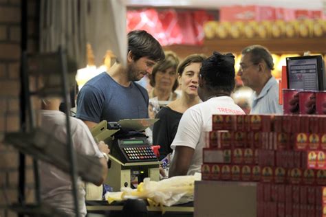 Foto Adriana Esteves E O Marido Vladimir Brichta Fazem Compras Em