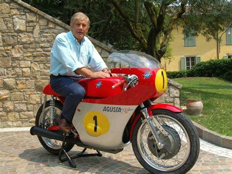 Giacomo Agostini su MV Agusta | Mv agusta, Racing bikes, Tracker motorcycle