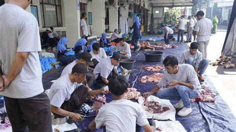 PLN UID Jabar Tebar Berkah 1 050 Paket Daging Kurban Idul Adha Ke Warga