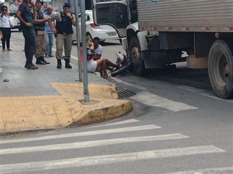 Jovem Fica Ferida Em Acidente Entre Moto E Caminh O No Centro De