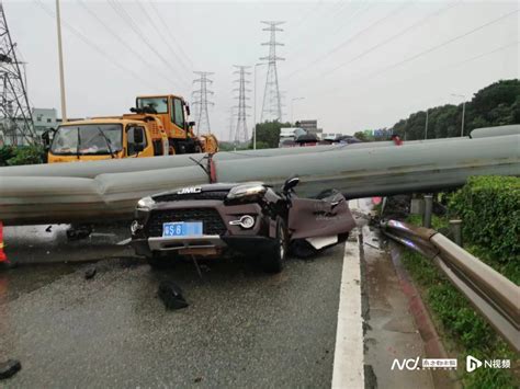 东莞一吊车吊臂砸向小车，2人被困！事发时雷雨预警腾讯新闻