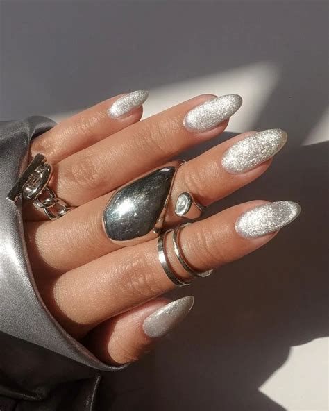 Velvet nails La tendance manucure automne 2022 à effet velours qui