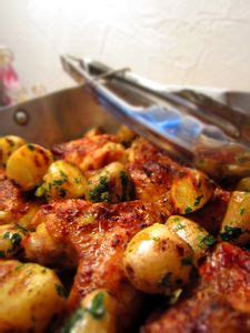 Ailes de poulets aux épices grillées au four avec des petites pommes de