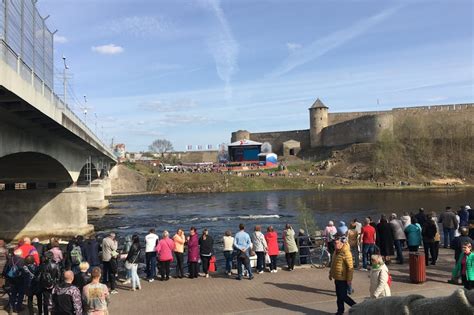 Narva – Where you hear Europeans cheer Russian victory...