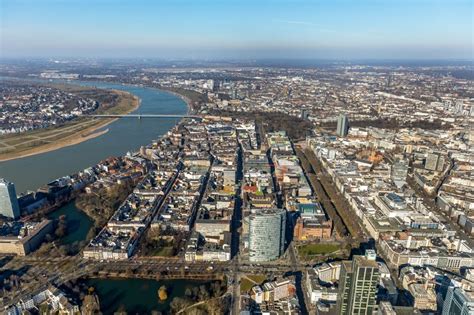 Düsseldorf von oben Stadtansicht am Ufer des Flußverlaufes des Rhein