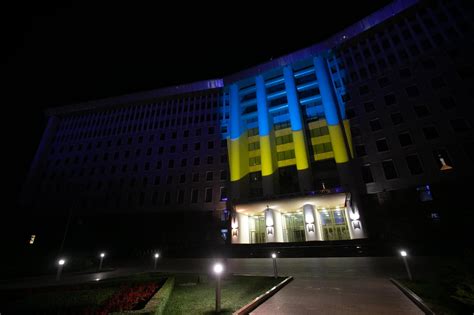 TV8.md - Парламент Молдовы окрасился в желто-синие цвета в честь Дня ...