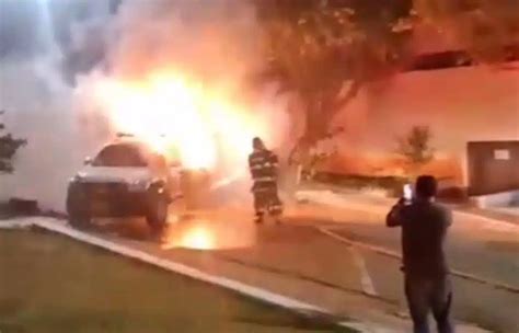 VÍDEO Homem lança fogo em viatura como protesto contra saidinhas