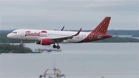 Pesawat Batik Air Vs Garuda Indonesia Landing Dan Take Off Di Bandara