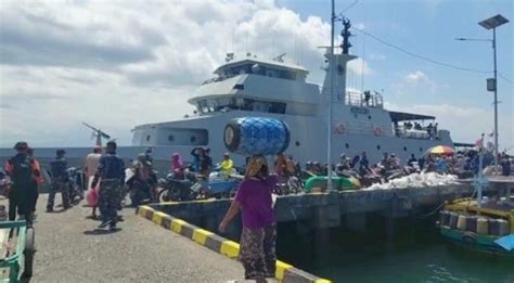 TNI AL Lanal Banyuwangi Bantu Atasi Kelangkaan Air Bersih Di Pulau Gili