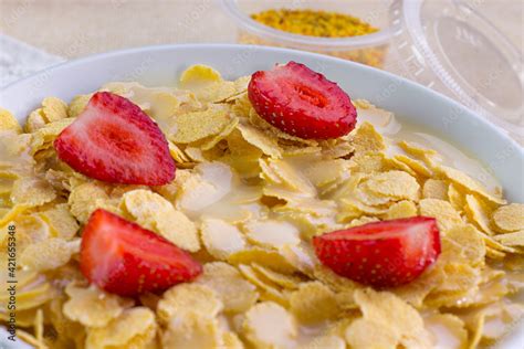 Desayuno De Cereal Y Fresa Con Leche Stock Photo Adobe Stock