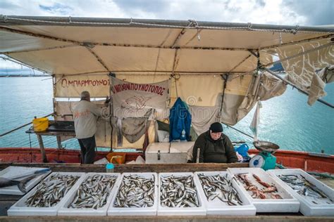 Barco Dos Pescadores Em Uma Costa Na Cidade De Zakynthos Imagem