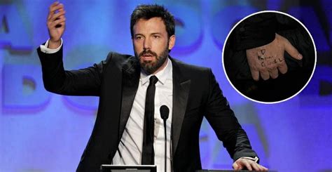 Ben Affleck exibe recado fofo das filhas durante premiação em Los Angeles