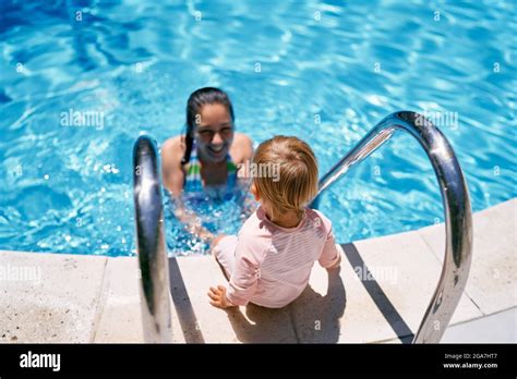 Mädchen und mutter im bikini Fotos und Bildmaterial in hoher Auflösung Seite 4 Alamy
