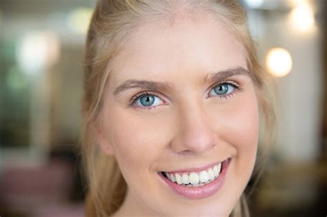 Visage D Heureuse Belle Jeune Femme Blonde Aux Yeux Bleus Et Aux Dents Blanches Photo Gratuite