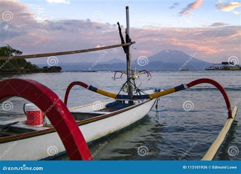 Barcos De Pesca Tradicionales Del Soporte Del Balinese Foto De Archivo