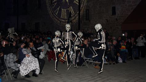 La Dansa de la Mort torna a recórrer els carrers de Verges