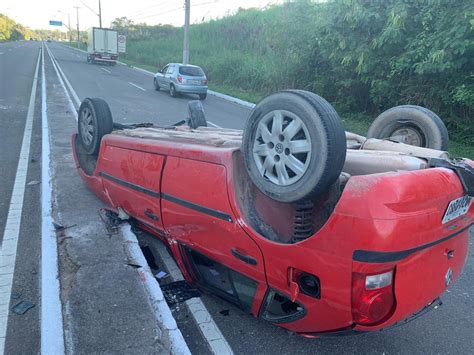 Carro capota após acidente na ES 010 e mulher fica ferida Espírito