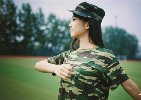 青色美女大學生將廢舊軍服diy成時裝，別有一番風味！ 每日頭條