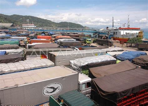 Antrean Kendaraan Di Merak Antara Foto