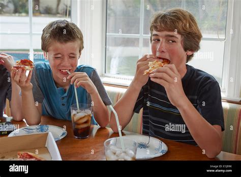 Ni Os Comiendo Comida Chatarra Fotograf As E Im Genes De Alta